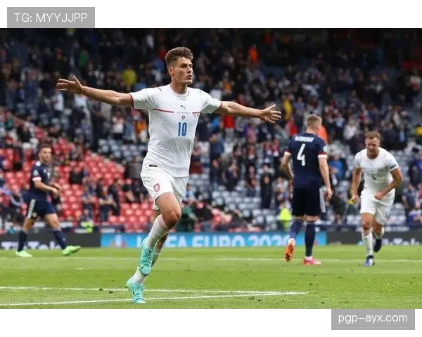 捷克中场展现强硬作风,球队防守硬度大幅提升 捷克中场展现强硬作风,球队防守硬度大幅提升