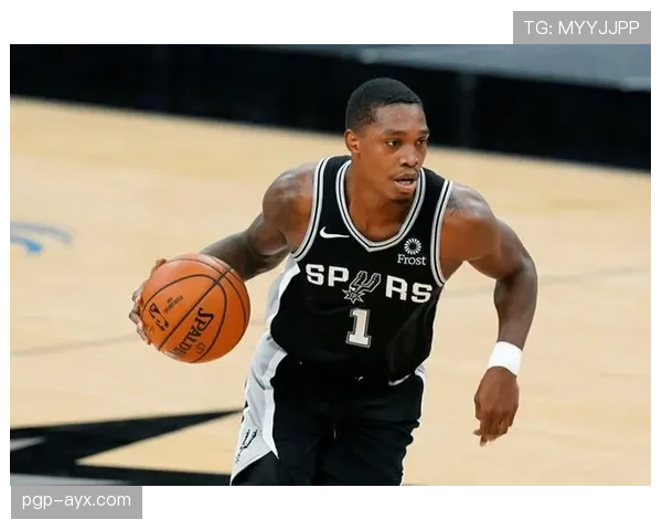 沃克本赛季防守表现稳健，持续提升后防影响力