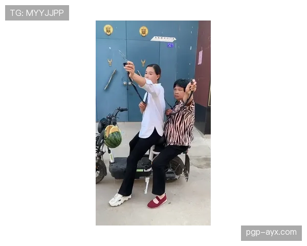 刚刷到徐灿出门那张照片，外套比我半年房租还夸张，笑不出来